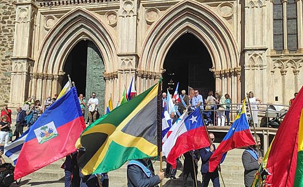 Pasacalles de banderas.