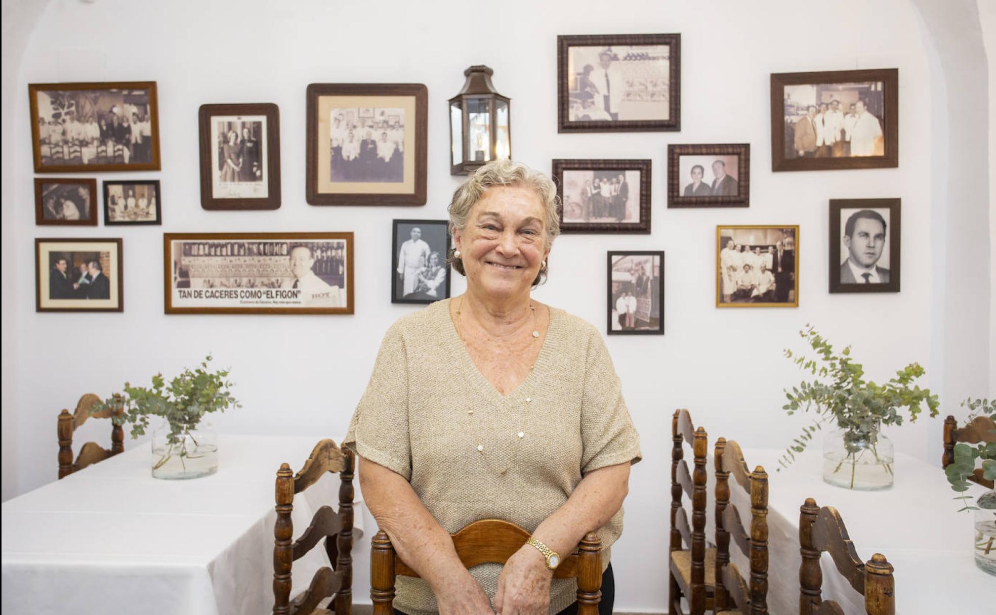 Guadaluple Blanco con algunos de los recuerdos de El Figón de Eustaquio.