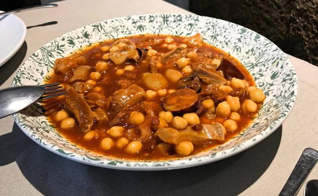 Callos con garbanzos.