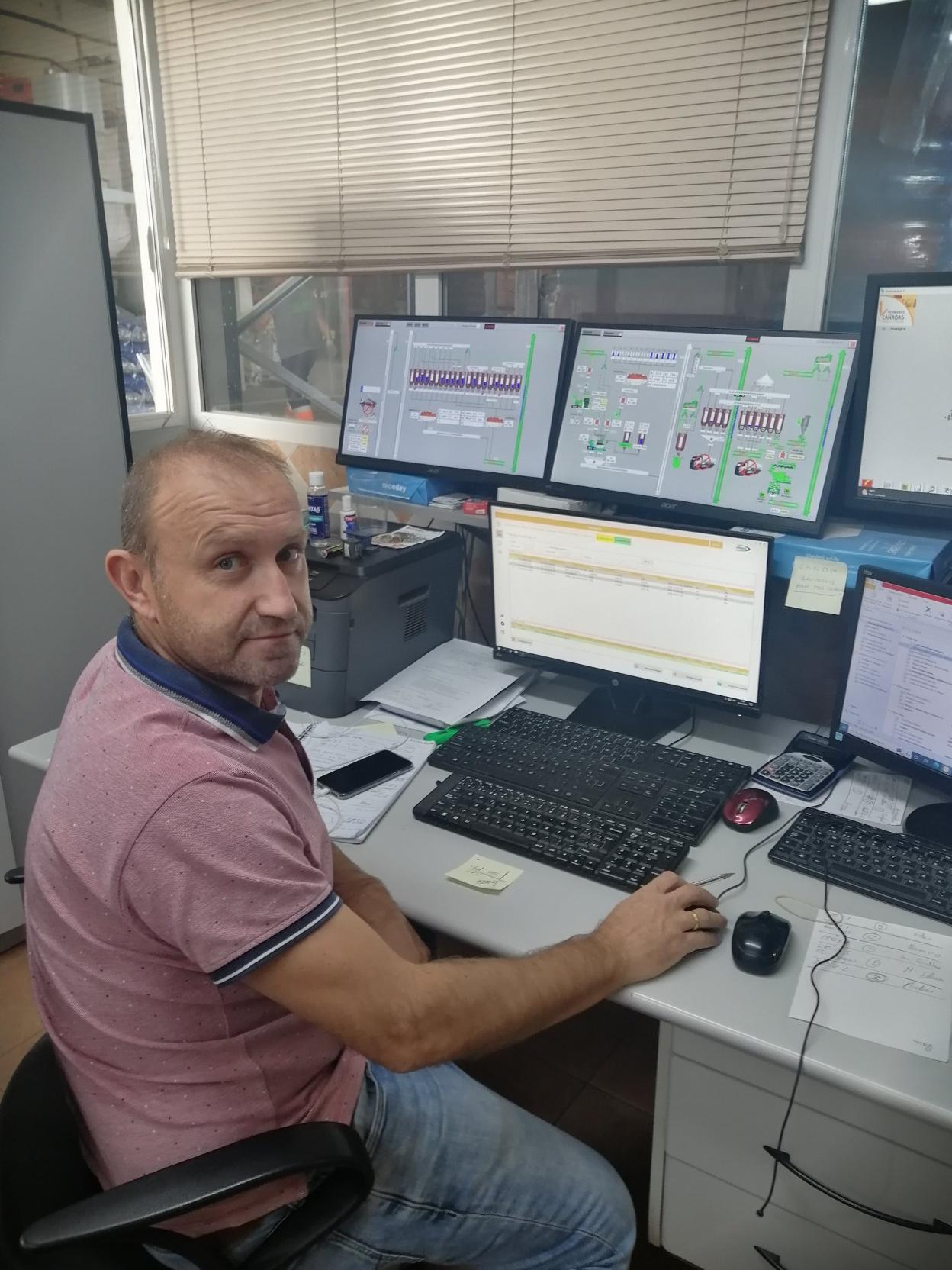 Cañadas en el control de la fábrica, totalmente automatizada. 