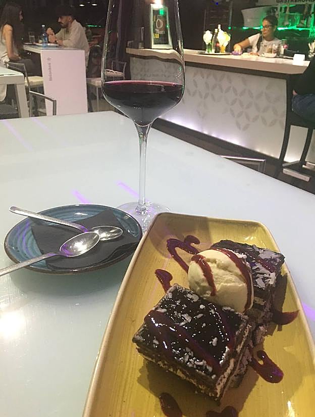 Tarta de chocolate con helado.