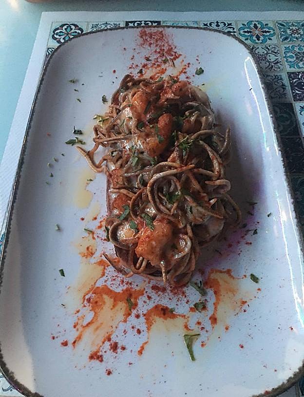 Tosta de gambas y gulas al ajillo gratinada al alioli.