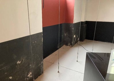 Imagen secundaria 1 - Barandilla que salva el perímetro de la boca de la mina, en la imagen superior. Abajo a la izquierda, humedades que afectan a la zona de enchufes y a la derecha un servicio averiado, en imágenes del propio proyecto. 