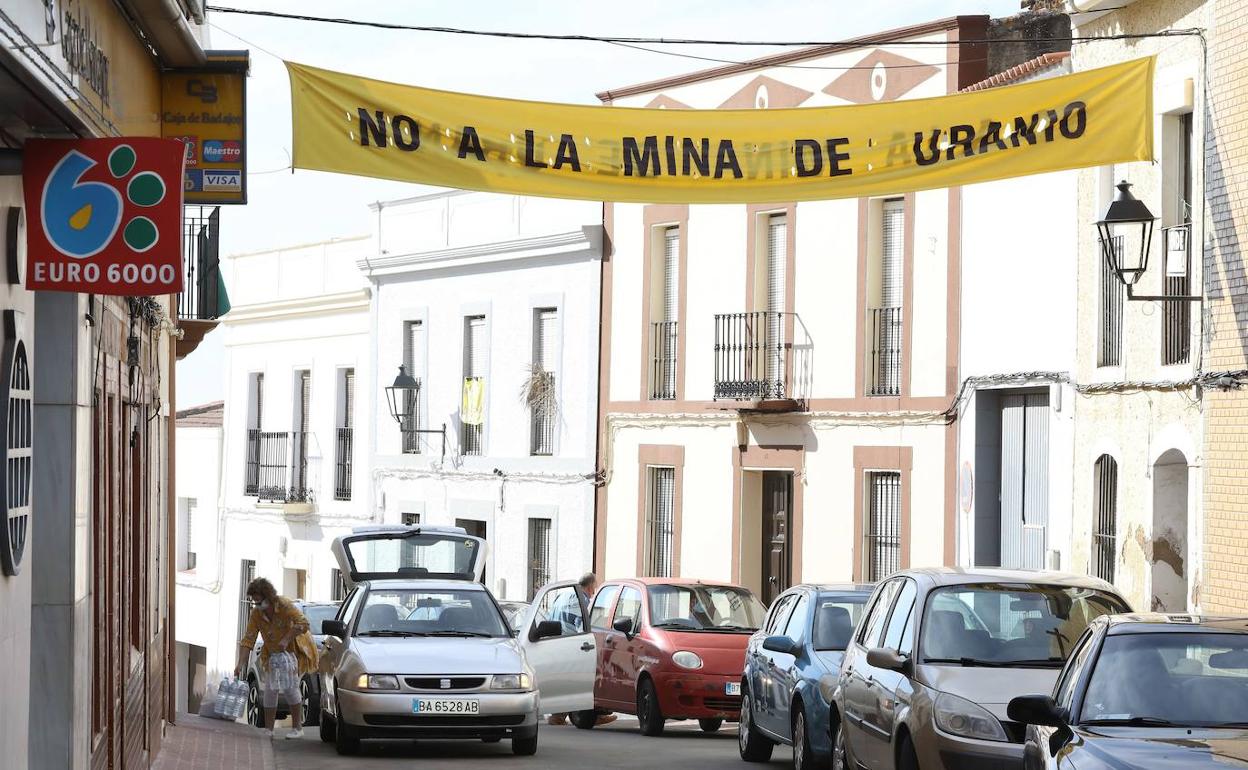 Calle en Zahínos, localidad de la Sierra Suroeste, con una pancarta contra el permiso de investigación minero para buscar uranio en una antigua mina. 