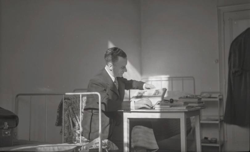 Autorretrato de Alfaro en 1938, en Rodez, donde fue lector de la Escuela de Maestros durante dos cursos.