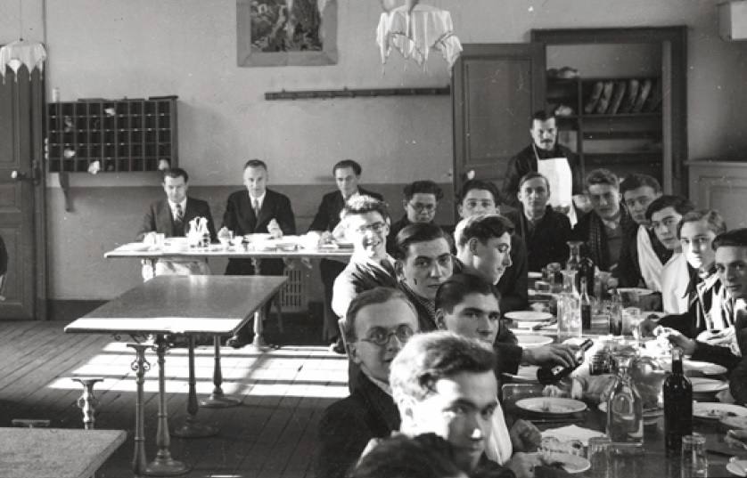 Alfaro al fondo, en el centro de una mesa, en el comedor de la Escuela de Maestros de Rodez.