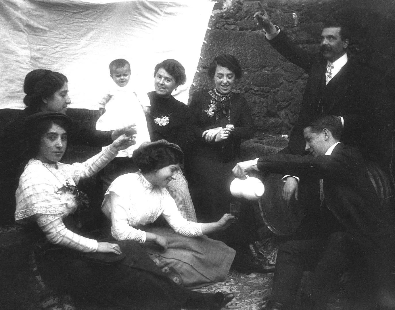José Alfaro sirviendo vino a Elisa en lo que parece una bodega de Hoyos.