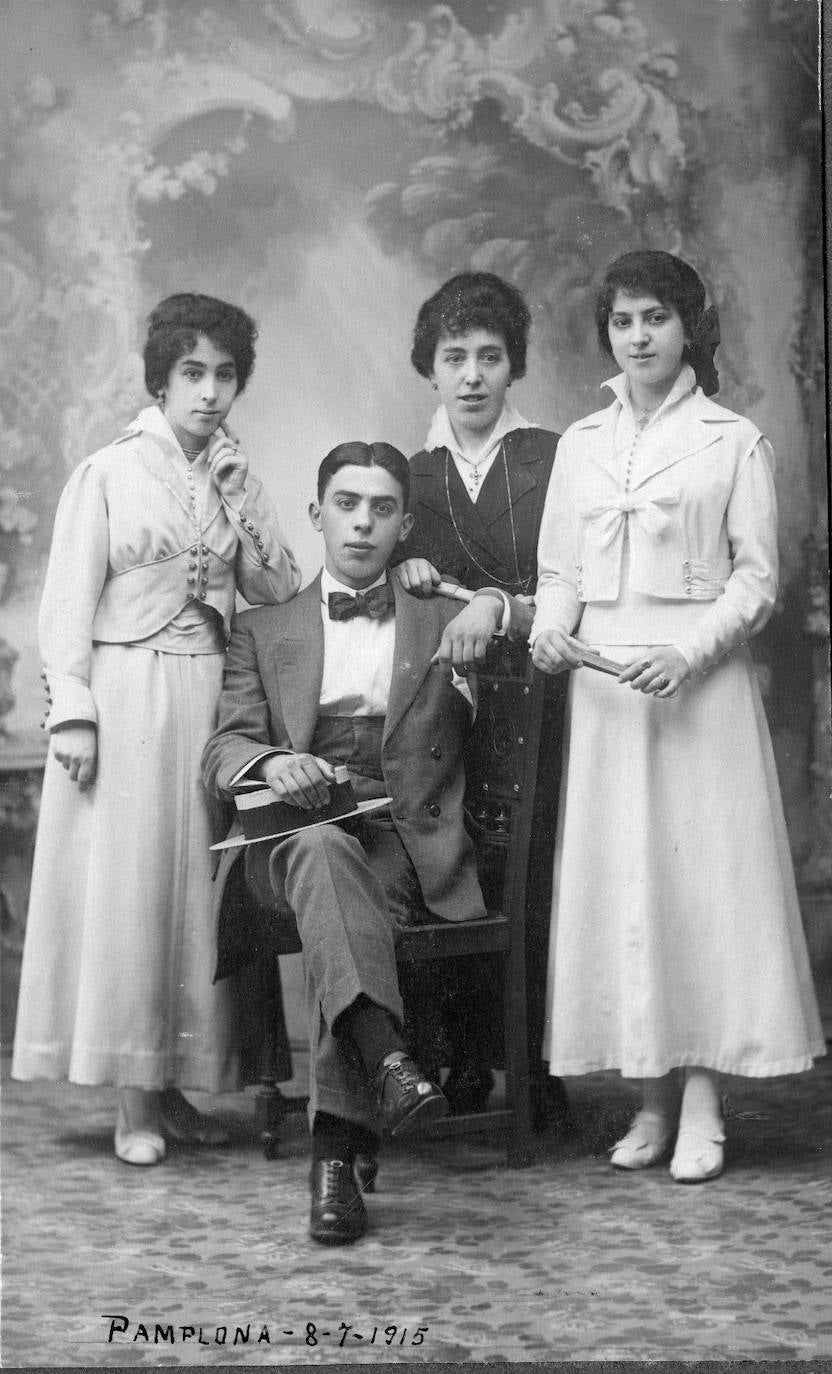 Fotografía de 1915 en Pamplona. Elisa a la derecha, con sus hermanos Consuelo, Concha y Ángel.
