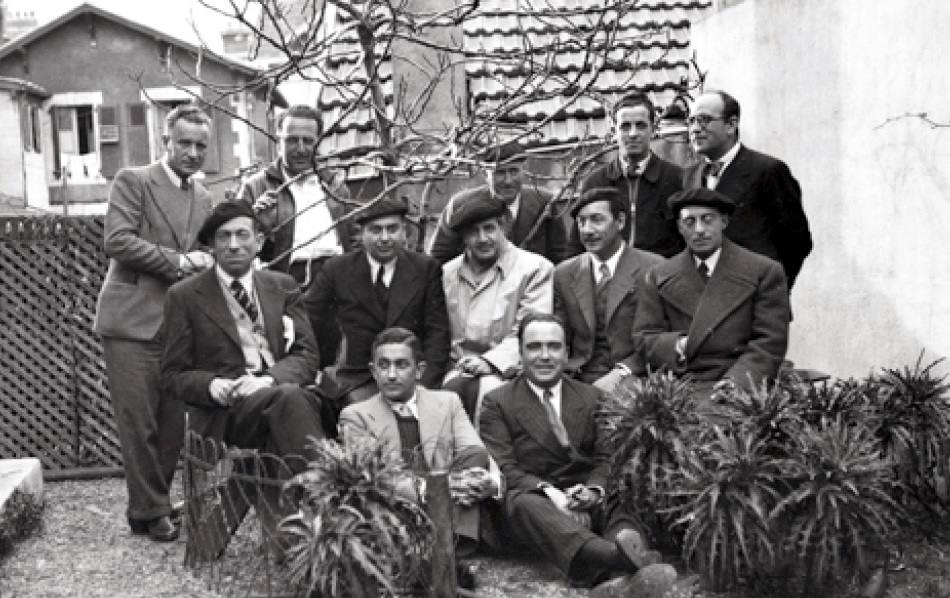 José Alfaro en febrero de 1937, ya exiliado en Francia, en Biarritz, con otros refugiados.