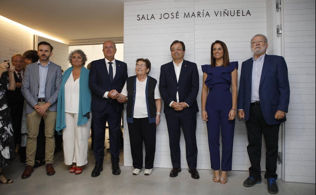 Helga de Alvear con autoridades extremeñas en la inauguración de la sala-auditorio José María Viñuela.