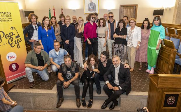 Foto de famiila de los premiados, esta mañana en el Ayuntamiento de Plasencia, junto al alcalde.