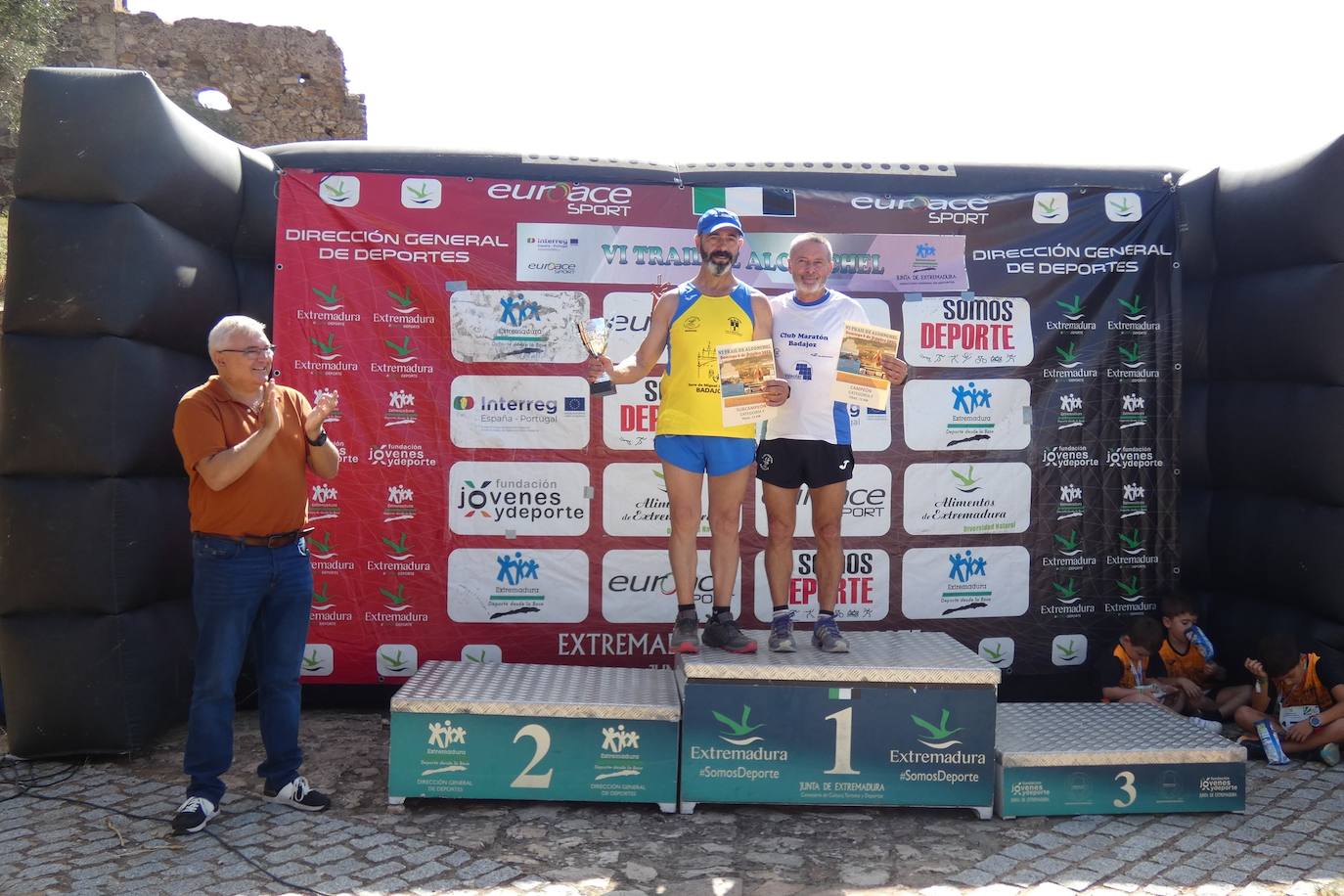 Más de un centenar de corredores participaron en las dos modalidades del trail que llevó de El Terrero a el castillo de Miraflores. 