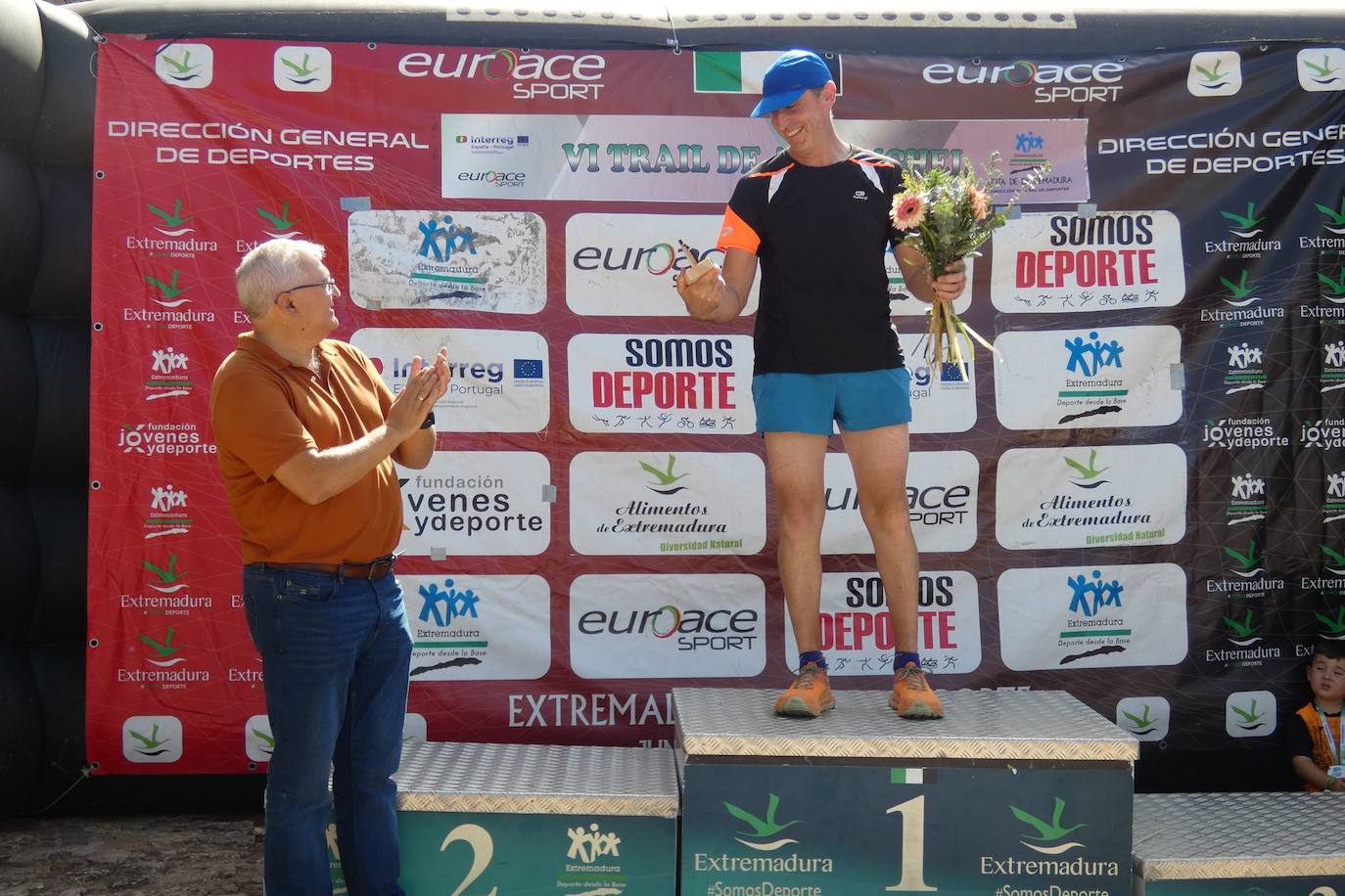 Más de un centenar de corredores participaron en las dos modalidades del trail que llevó de El Terrero a el castillo de Miraflores. 