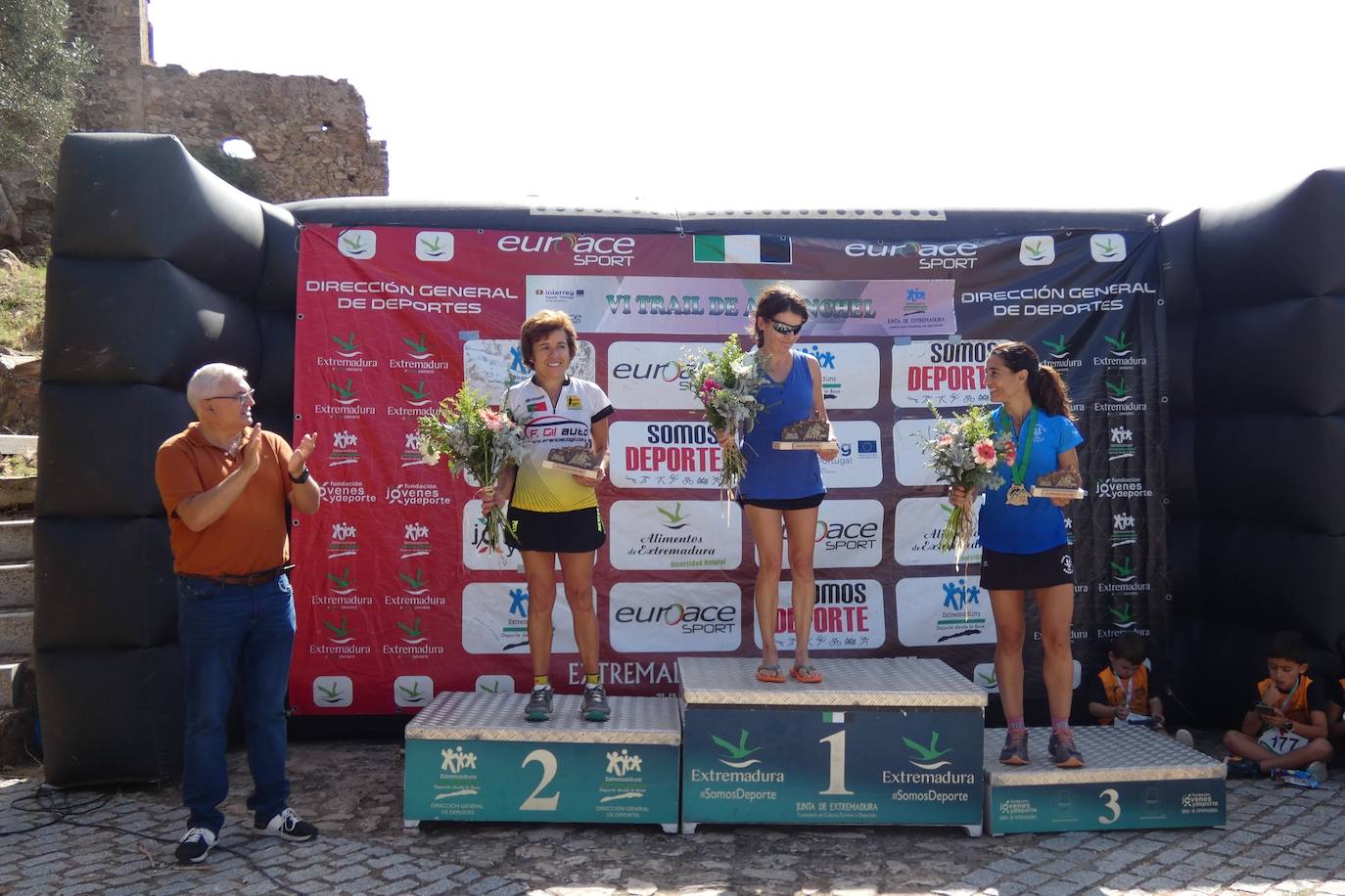 Más de un centenar de corredores participaron en las dos modalidades del trail que llevó de El Terrero a el castillo de Miraflores. 