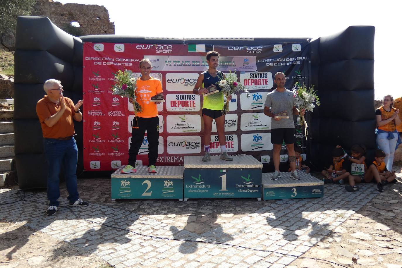 Más de un centenar de corredores participaron en las dos modalidades del trail que llevó de El Terrero a el castillo de Miraflores. 