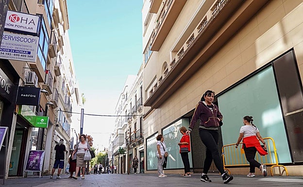 El antiguo Zara, cerrado desde 2021, abrirá en abril convertido en Perfumerías Arenal. 