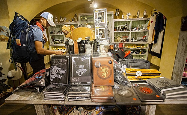 'Merchandising' de la saga a la venta en la tienda 'Arte & Souvenirs' de la calle Pintores. 