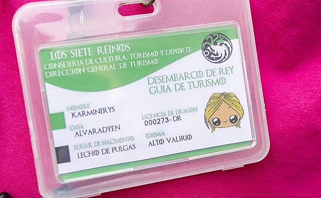 Carnet de guía de turismo que hace un guiño a las series de HBO y su vinculación con Cáceres. 