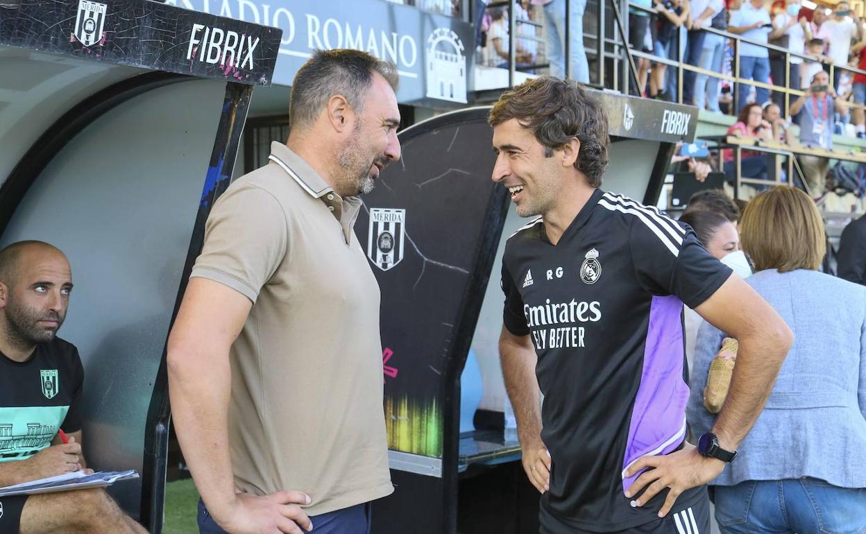 Juanma Barrero saluda a Raúl en el choque ante el Real Madrid Castilla. 