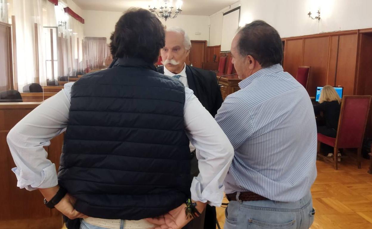 Juan María Calero se dirige al exarquitecto municipal y al exalcalde de Oliva al inicio del juicio. 