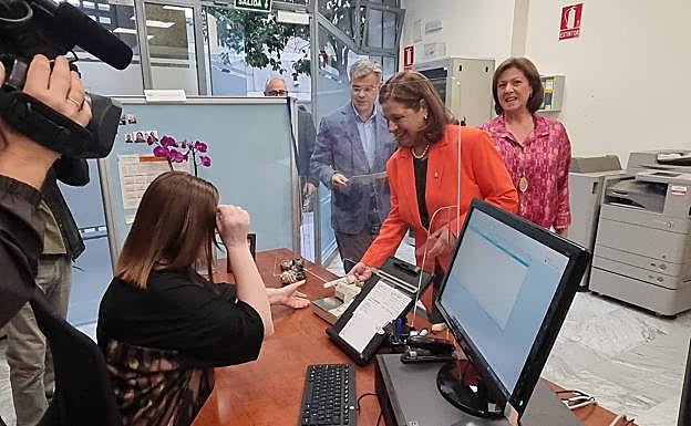 Pilar Blanco-Morales registrando en la Asamblea el proyecto de ley de Presupuestos autonómicos para 2023.