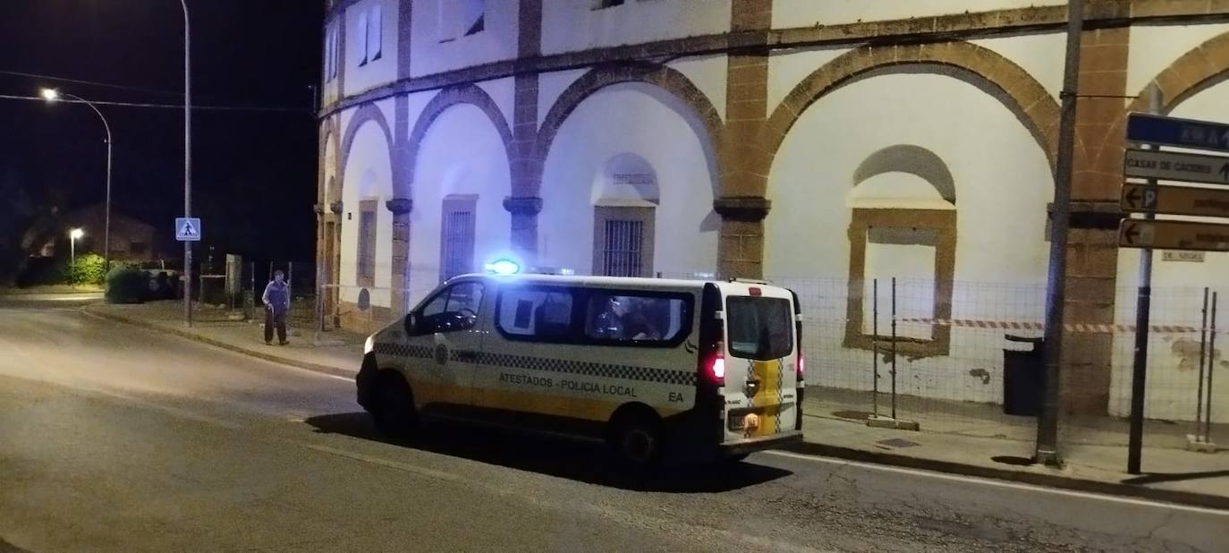 La unidad de Atestados de la Policía Local en la zona del atropello.