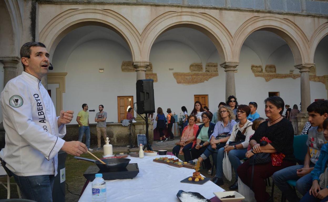 Alberto Cumplido durante los talleres culinarios del Mercado de Dulces conventuales 