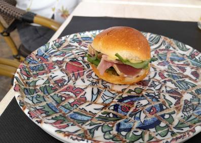 Imagen secundaria 1 - Ceviche, bocadito de pastrami y sardinas.