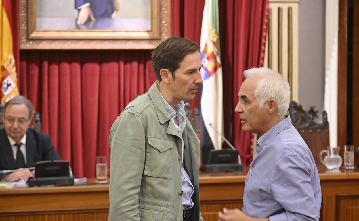 El primer teniente de alcalde, Antonio Cavacasillas, y el socialista Martín Serván antes del pleno. 