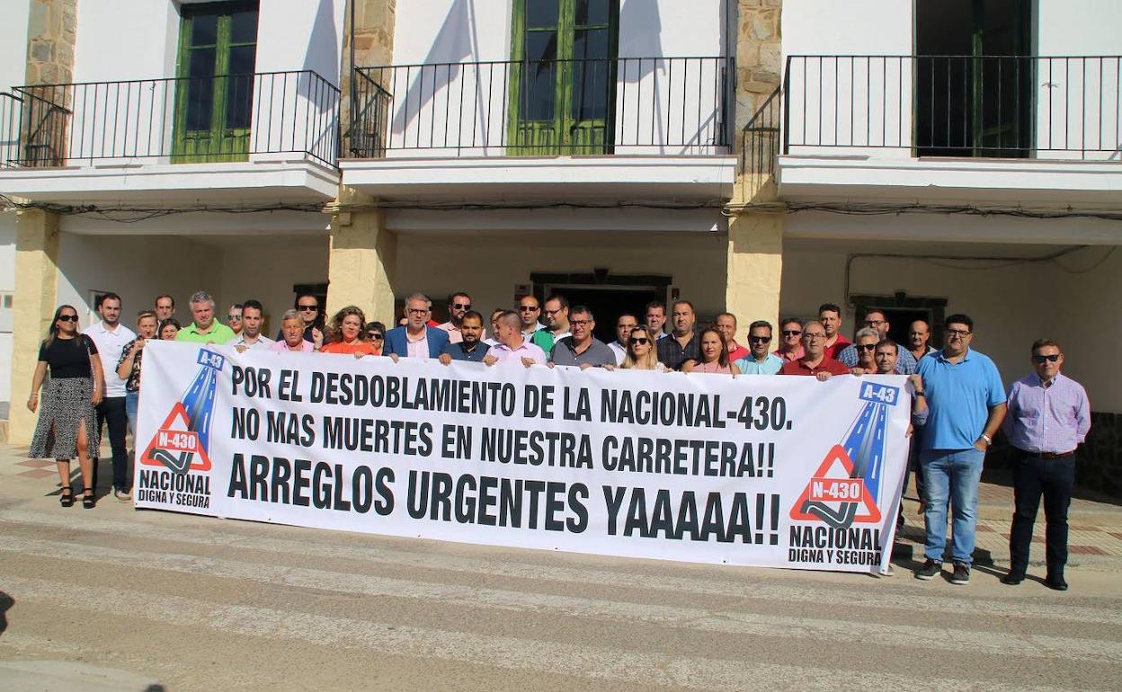 Miembros de la plataforma por la conversión en autovía de la N-430 por la zona norte, en Gargáligas, hace tres años. 