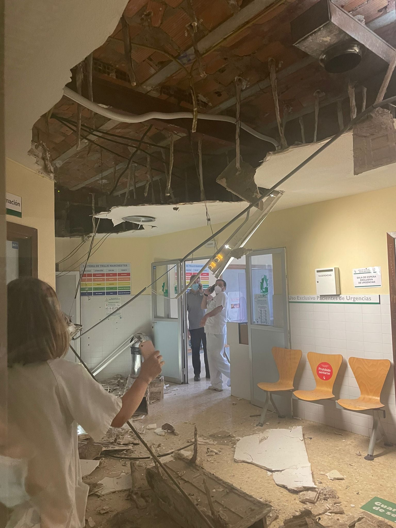 Fotos: Cae parte del tubo de refrigeración y del techo de una sala del Hospital Materno Infantil de Badajoz