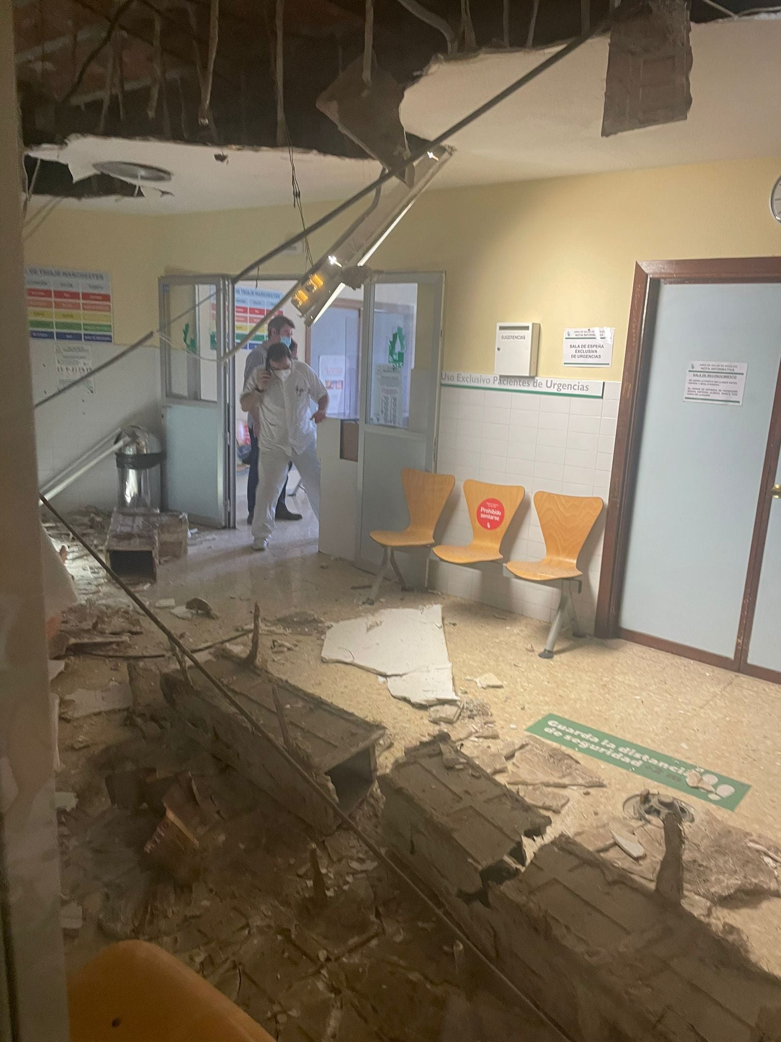 Fotos: Cae parte del tubo de refrigeración y del techo de una sala del Hospital Materno Infantil de Badajoz
