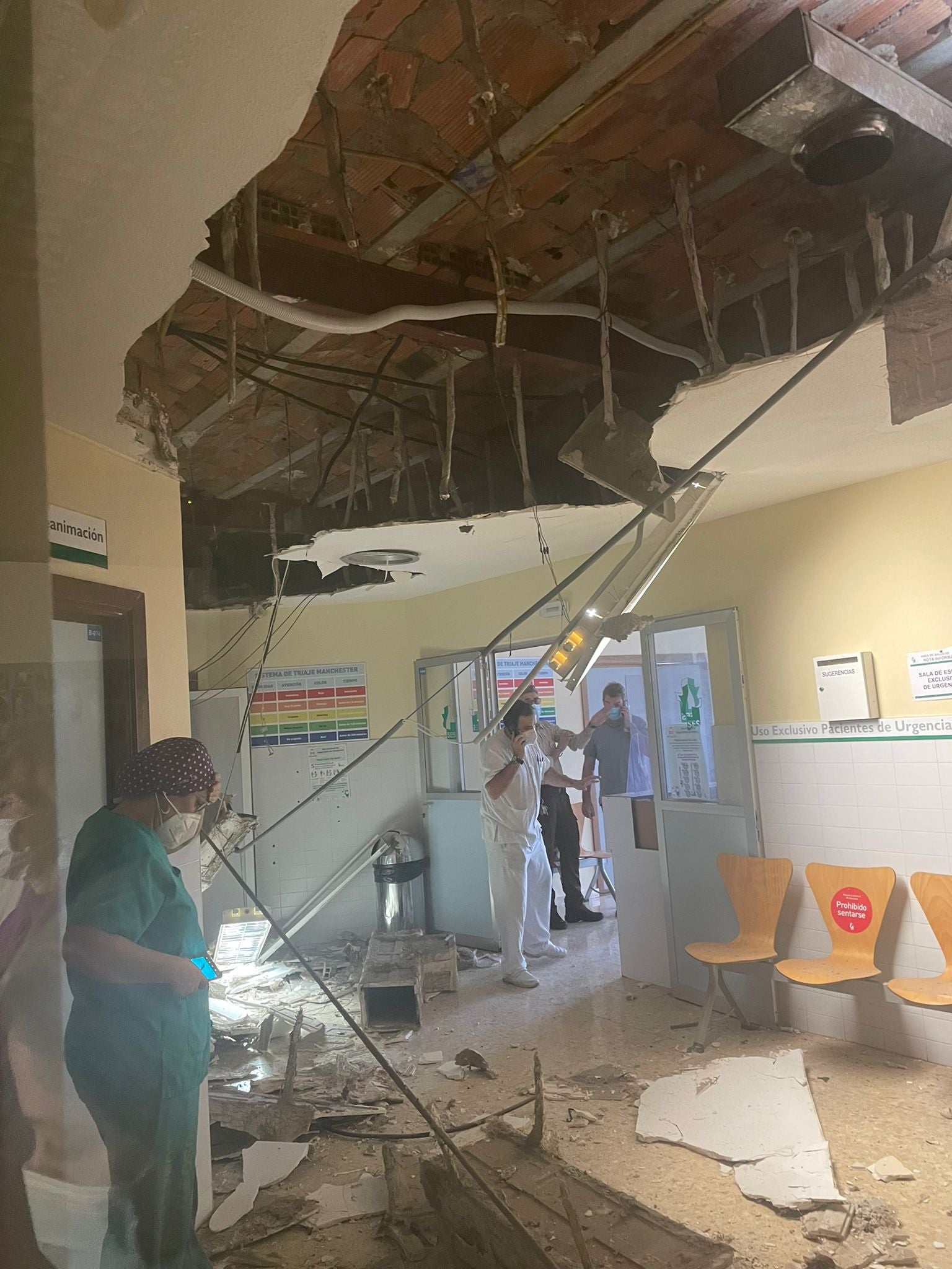 Fotos: Cae parte del tubo de refrigeración y del techo de una sala del Hospital Materno Infantil de Badajoz