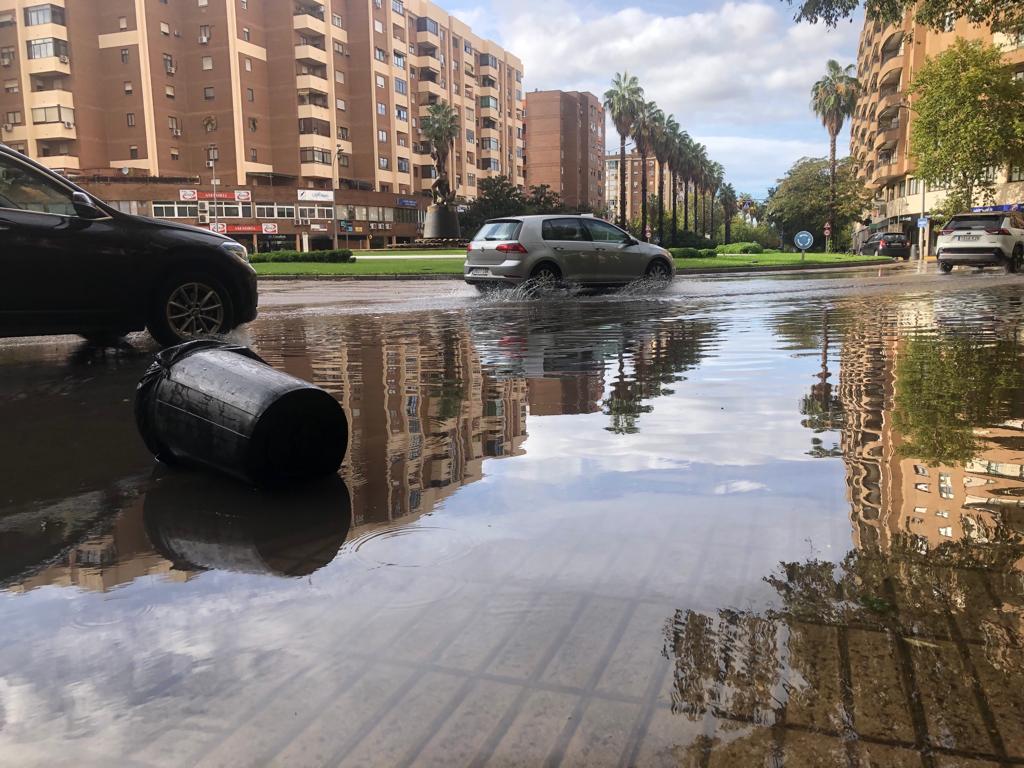 Balsa de agua en una rotonda en Sinforiano Madroñero