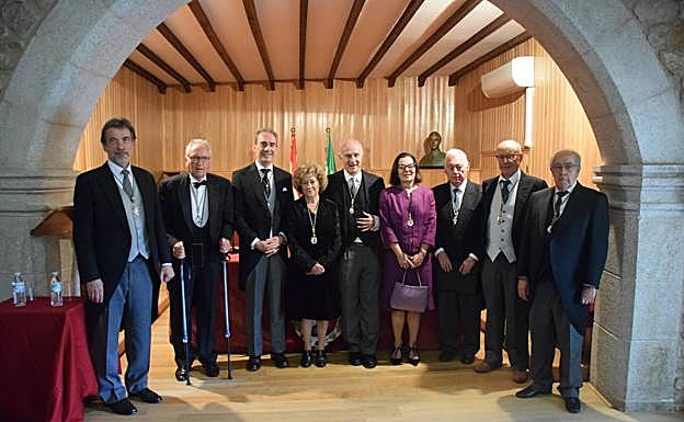 El nuevo académico de honor en el centro, junto al resto de compañeros.