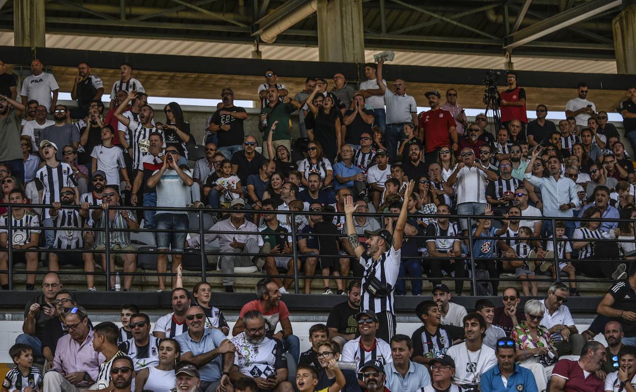 Los aficionados del Badajoz están muy preocupados por la situacion del club. 