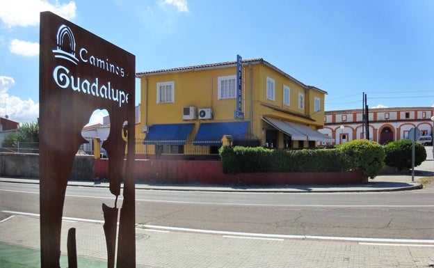 Señal del Camino a Guadalupe al salir de Trujillo, a la derecha la Plaza de Toros. 