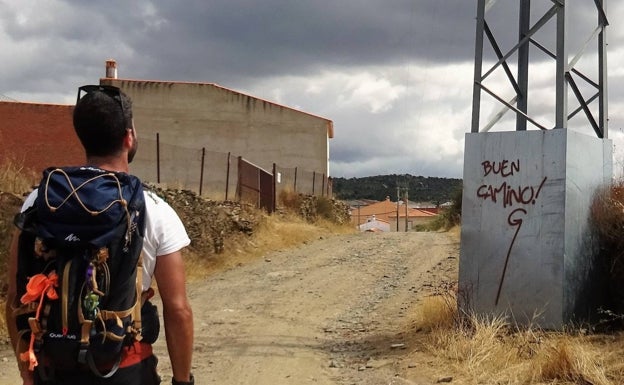 Llegada a Madroñera en la tercera etapa del camino de Cáceres a Guadalupe. 