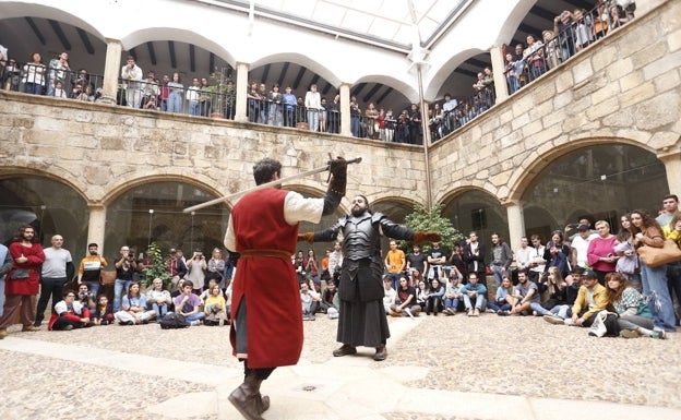 Exhibición de lucha de caballeros, en uno de los claustros del Complejo San Francisco. 