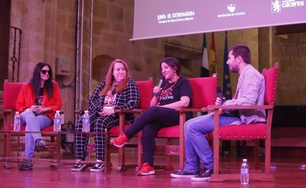 Mesa redonda sobre el impacto turístico de los rodajes. 