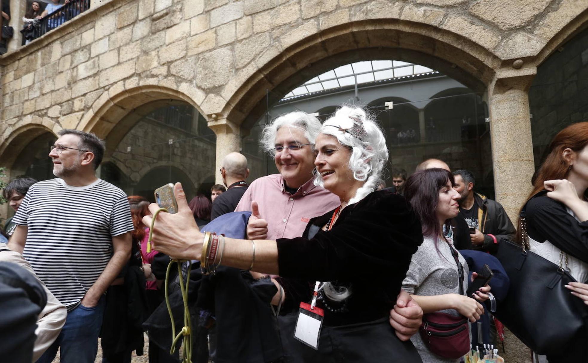 María José Luján, caracterizada como Rhaenyra, se hace una foto con José Sañaris (Frikidoctor), uno de los ponentes del encuentro. 