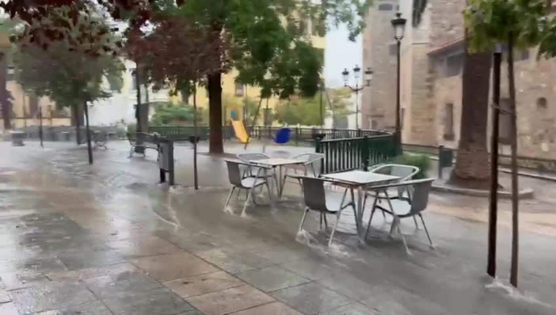 Vídeo | La lluvia provoca en Cáceres caída de ramas e inundaciones en domicilios y en la vía pública