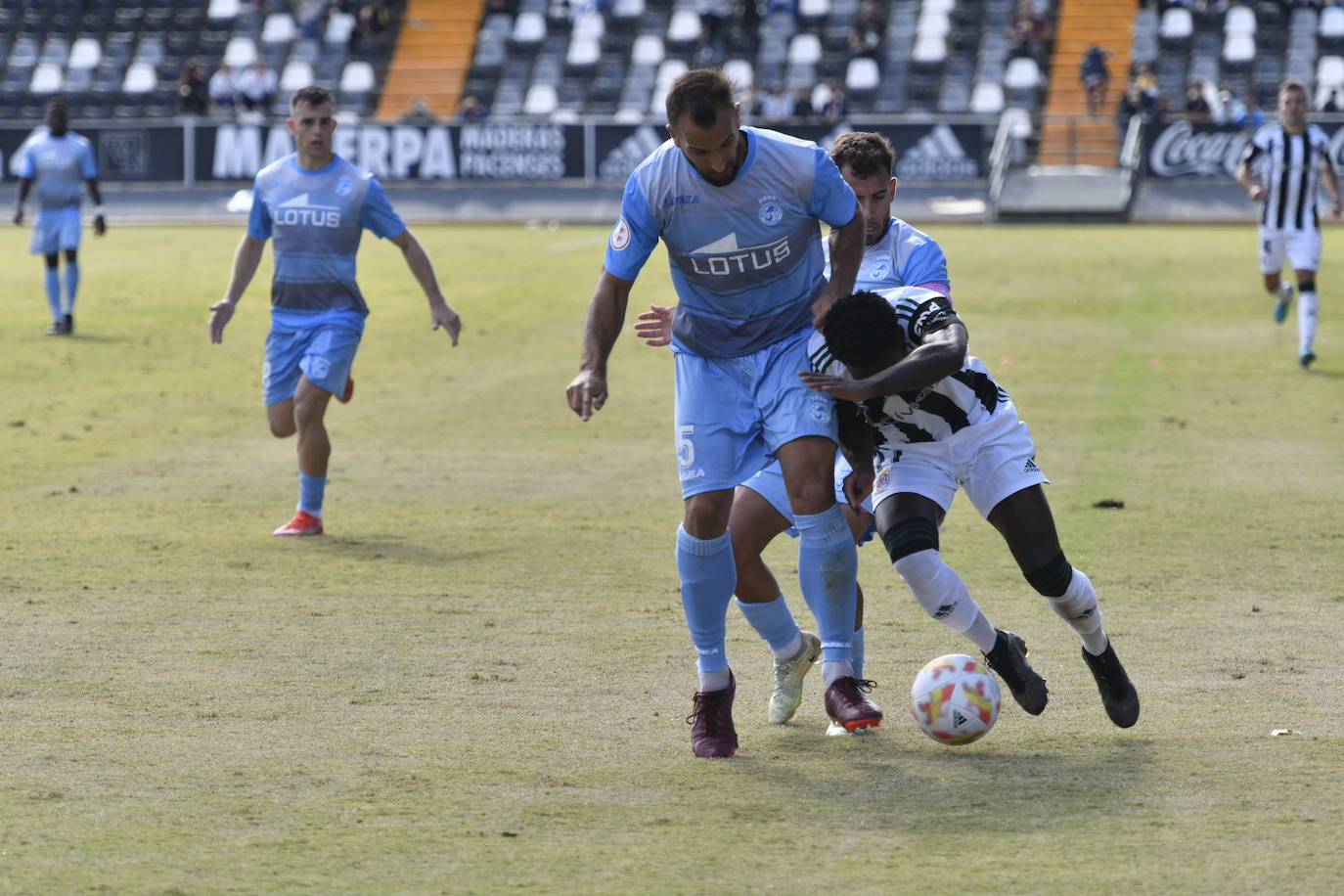 Fotos: Dura derrota del CD Badajoz en el Nuevo Vivero