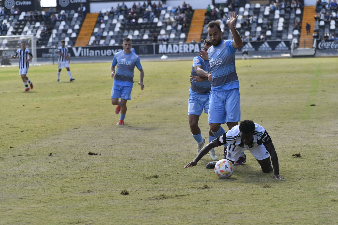 Fotos: Dura derrota del CD Badajoz en el Nuevo Vivero