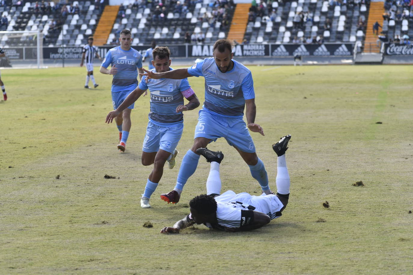 Fotos: Dura derrota del CD Badajoz en el Nuevo Vivero