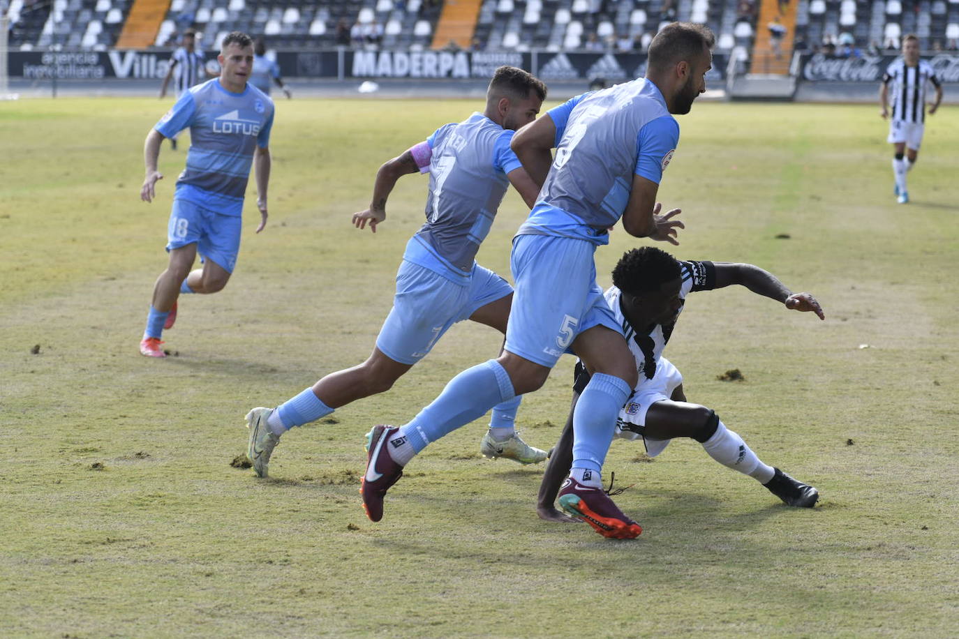 Fotos: Dura derrota del CD Badajoz en el Nuevo Vivero