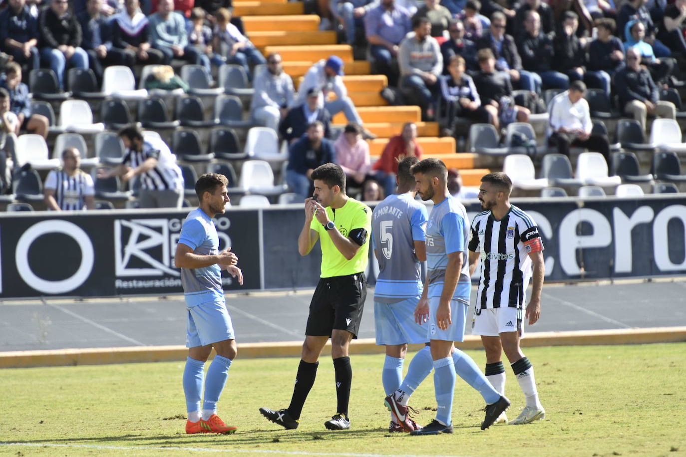 Fotos: Dura derrota del CD Badajoz en el Nuevo Vivero