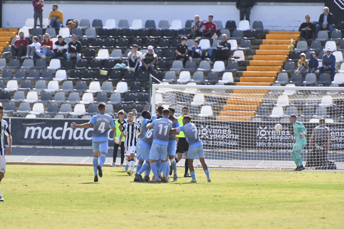 Fotos: Dura derrota del CD Badajoz en el Nuevo Vivero