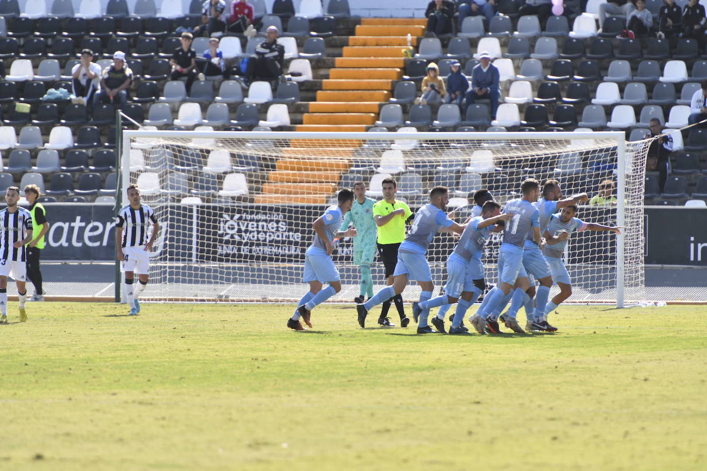 Fotos: Dura derrota del CD Badajoz en el Nuevo Vivero