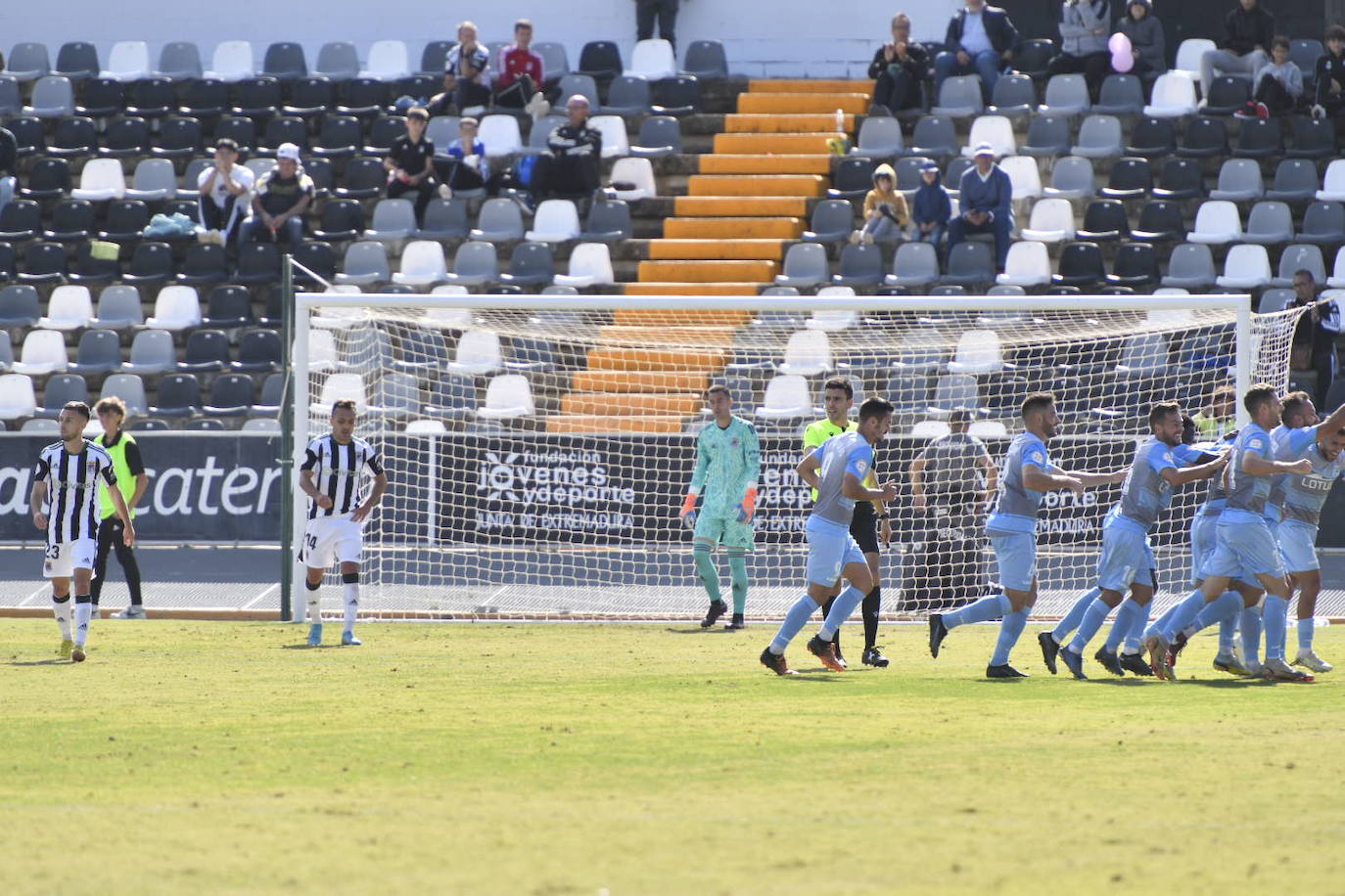 Fotos: Dura derrota del CD Badajoz en el Nuevo Vivero